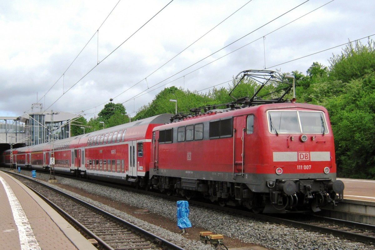 Am 1 Juni 2012 steht 111 007 in Kassel-Wilhelmsh�he.