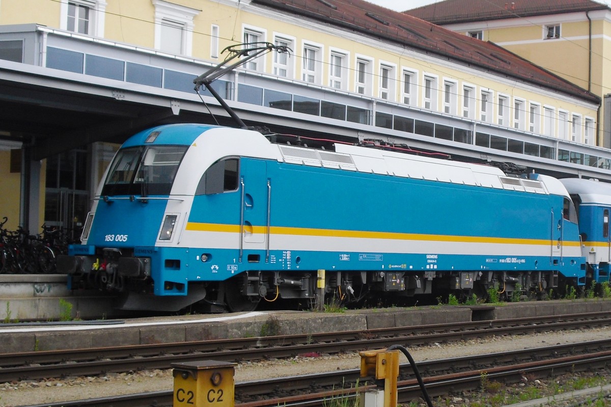 Am 10 Juni 2009 steht 183 005 in Regensburg Hbf. 