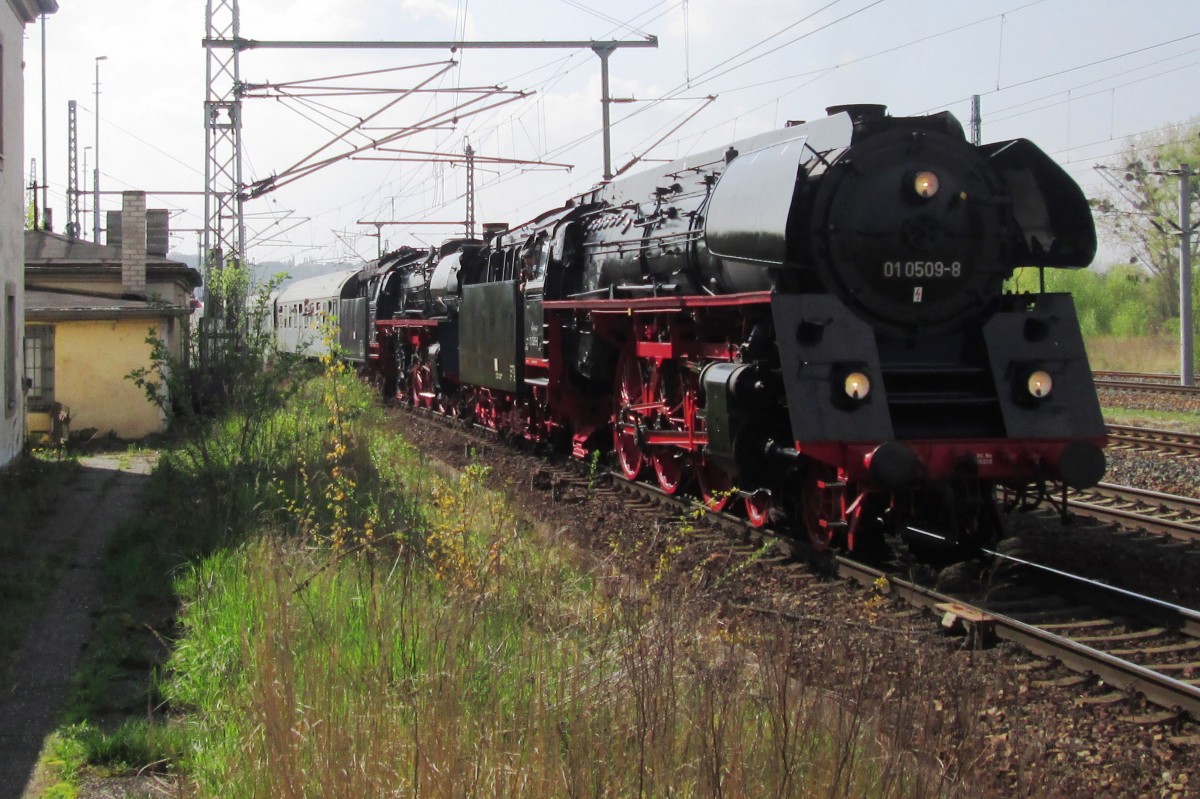 Am 12 April 2014 verl�sst Dampfsonderzug mit 01 0509 Pirna.