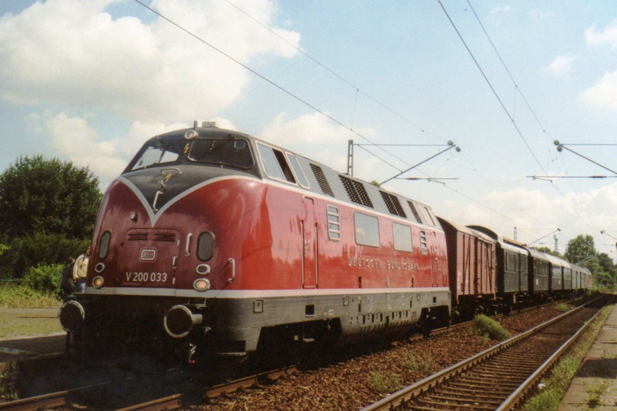 Am 12 Augustus 2006 stand V 200 033 in Kaldenkirchen w�hrend ein Bahnhofsfest.