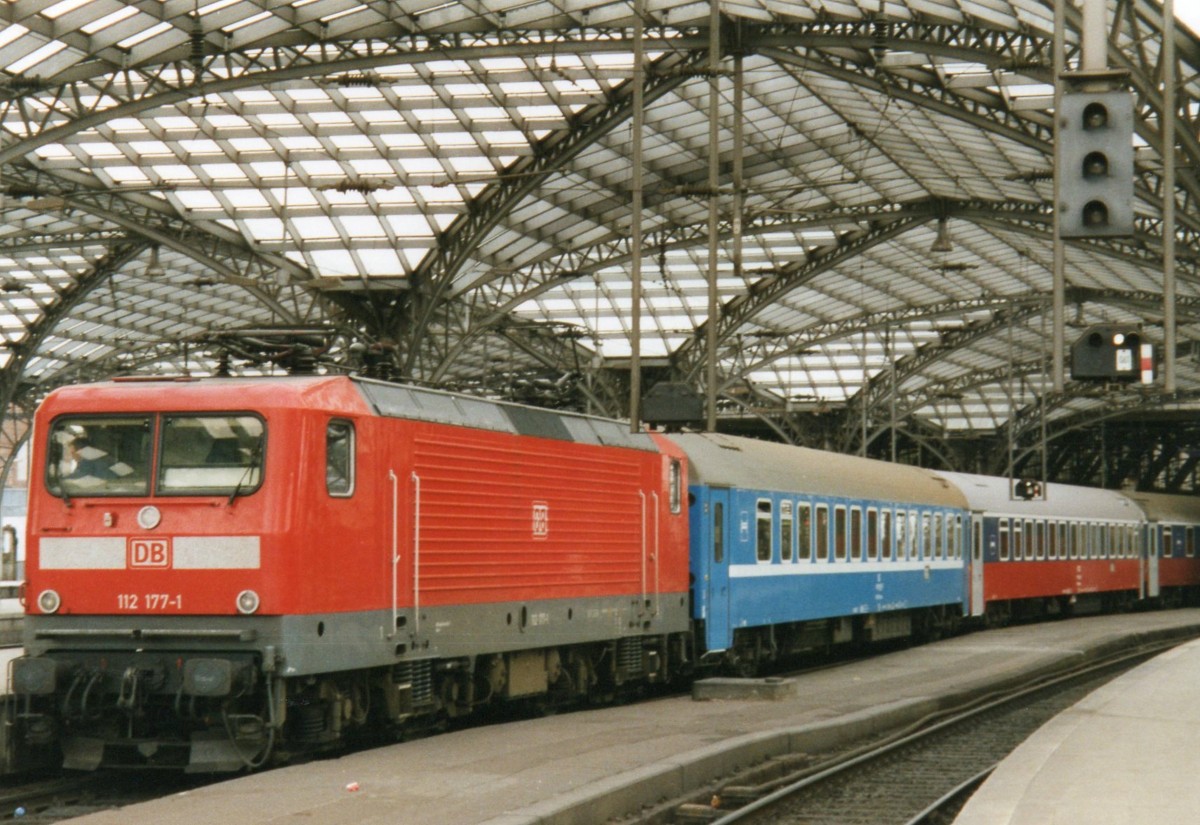 Am 13 April 2000 steht 112 177 in K�ln Hbf mit Nachtzug nach Moskwa via Warschau und Minsk.