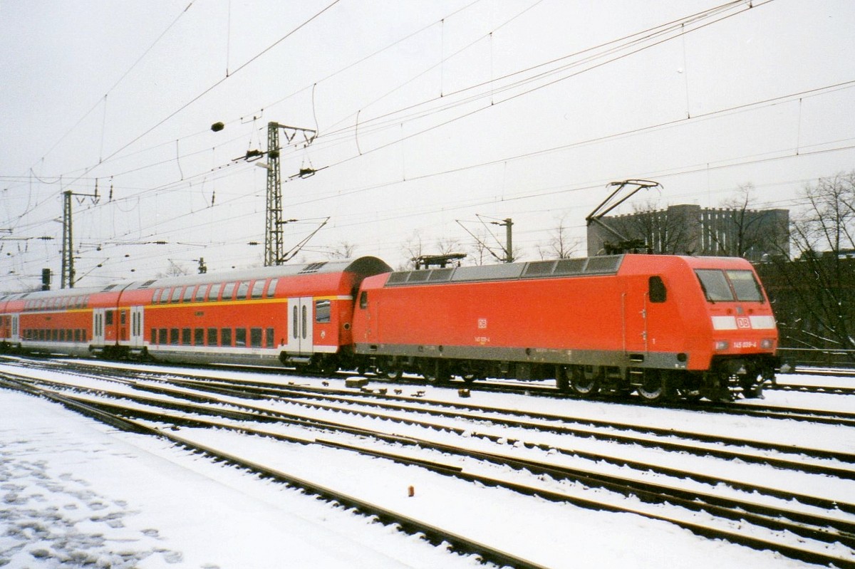 Am 13 J�nner 2000 durchfahrt 145 039 K�ln-Deutz.