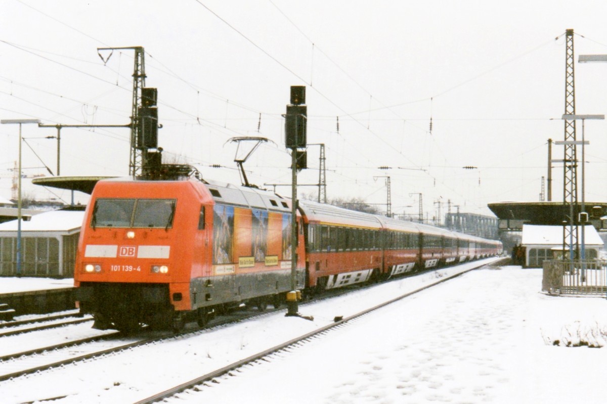 Am 13. J�nner 2000 durchfahrt Werbelok 101 139 K�ln-Deutz.