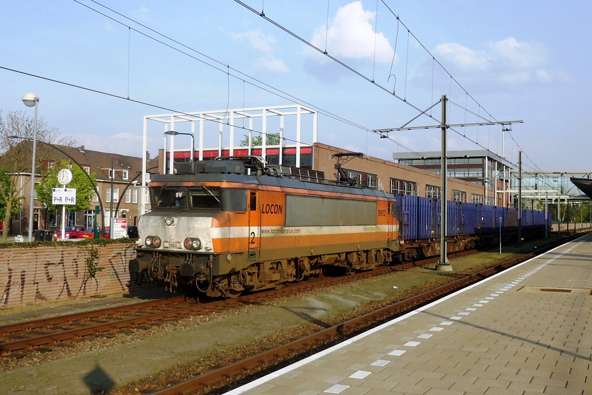 Am 13 M�rz 2012 steht LOCON 9902 mit ein M�llzug in Boxtel und wartet die Passage einer ICs ab.