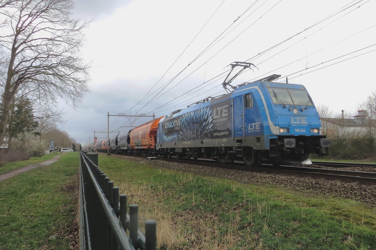 Am 13 M�rz 2021 zieht LTE 186 945 ein Getreidezug durch Alverna. 