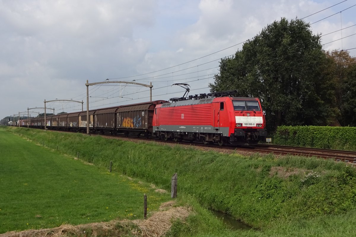 Am 16 Augustus 2019 passiert ein  Ganzzug mit 189 088 Hulten.