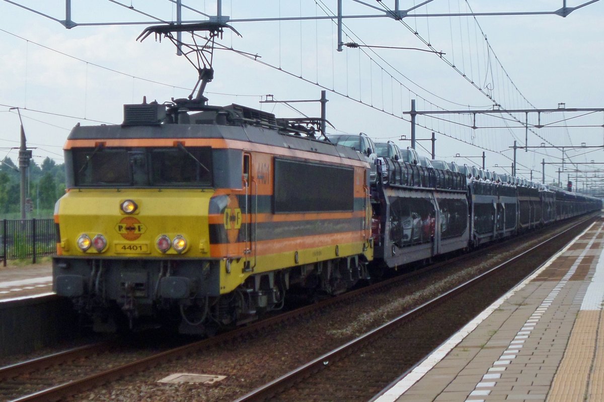 Am 16 Juli 2016 durcheilt RF 4401 Lage Zwaluwe.