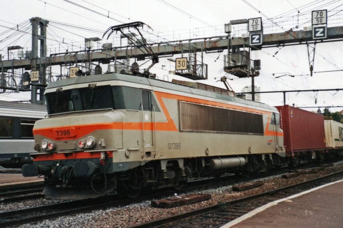 Am 19 Mai 2006 dreht ein KLV mit 7398 durch der Bahnhof von Dijon. 