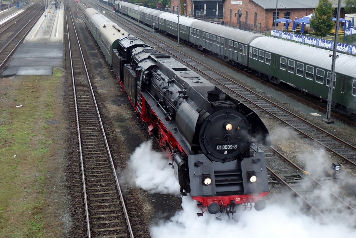 Am 22 September 2014 bereitet 01 0509 sich auf die R�ckfahrt nach Cottbus vor im Neuenmarkt-Wirsberg.