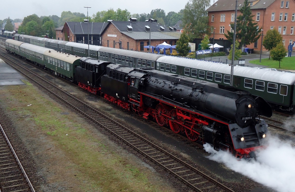 Am 22 September 2014 bereitet 01 0509 sich auf die R�ckfahrt nach Cottbus vor im Neuenmarkt-Wirsberg.