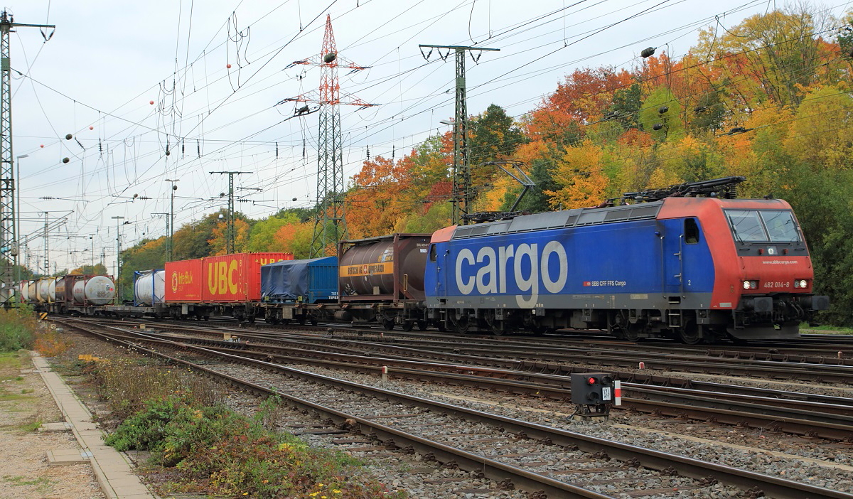 Am 24.10.2015 durchfuhren vier schweizer Lokomotiven innerhalb von 70 Minuten den G�terbahnhof K�ln-Gremberg, um 15:10 Uhr war SBB Cargo 482 014-8 hier mit einem G�terzug von der K�lner S�dbr�cke kommend in Richtung S�den unterwegs