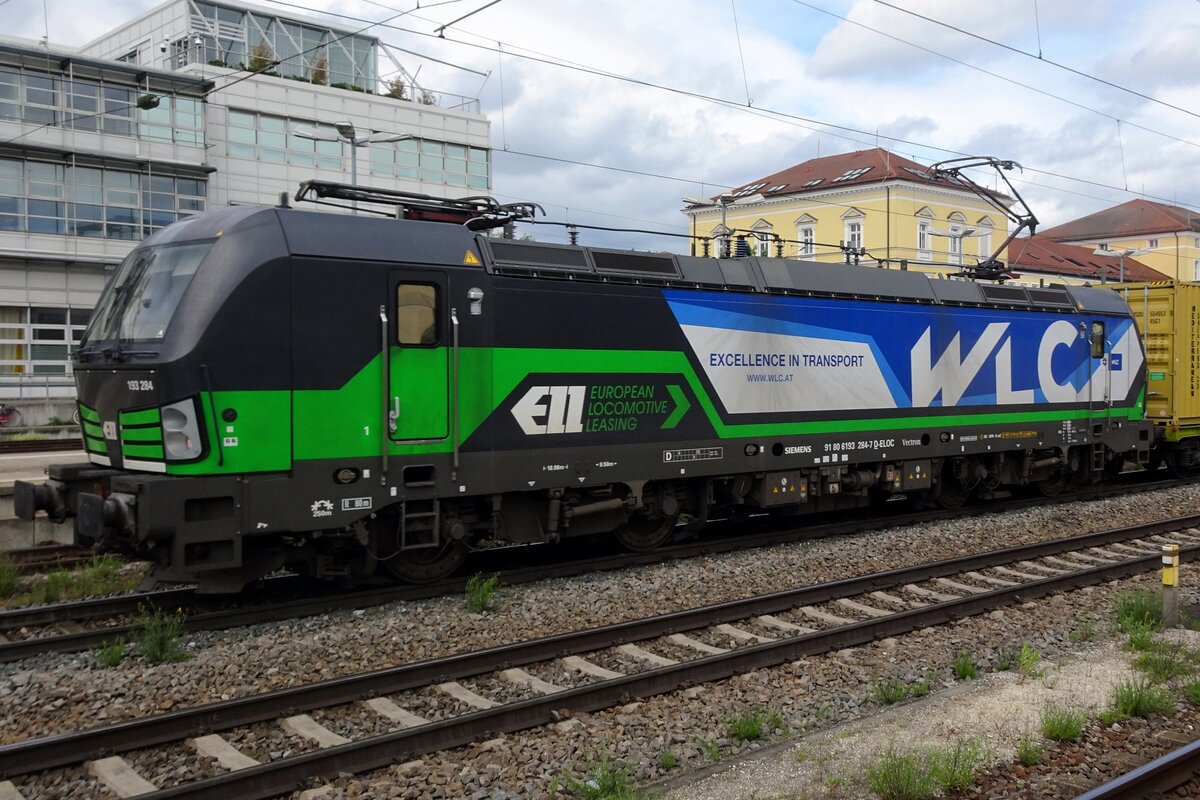 Am 27 Mai 2022 besucht WLC 193 824 samt Containerzug Regensburg auf den weg Richtung N�rnberg.