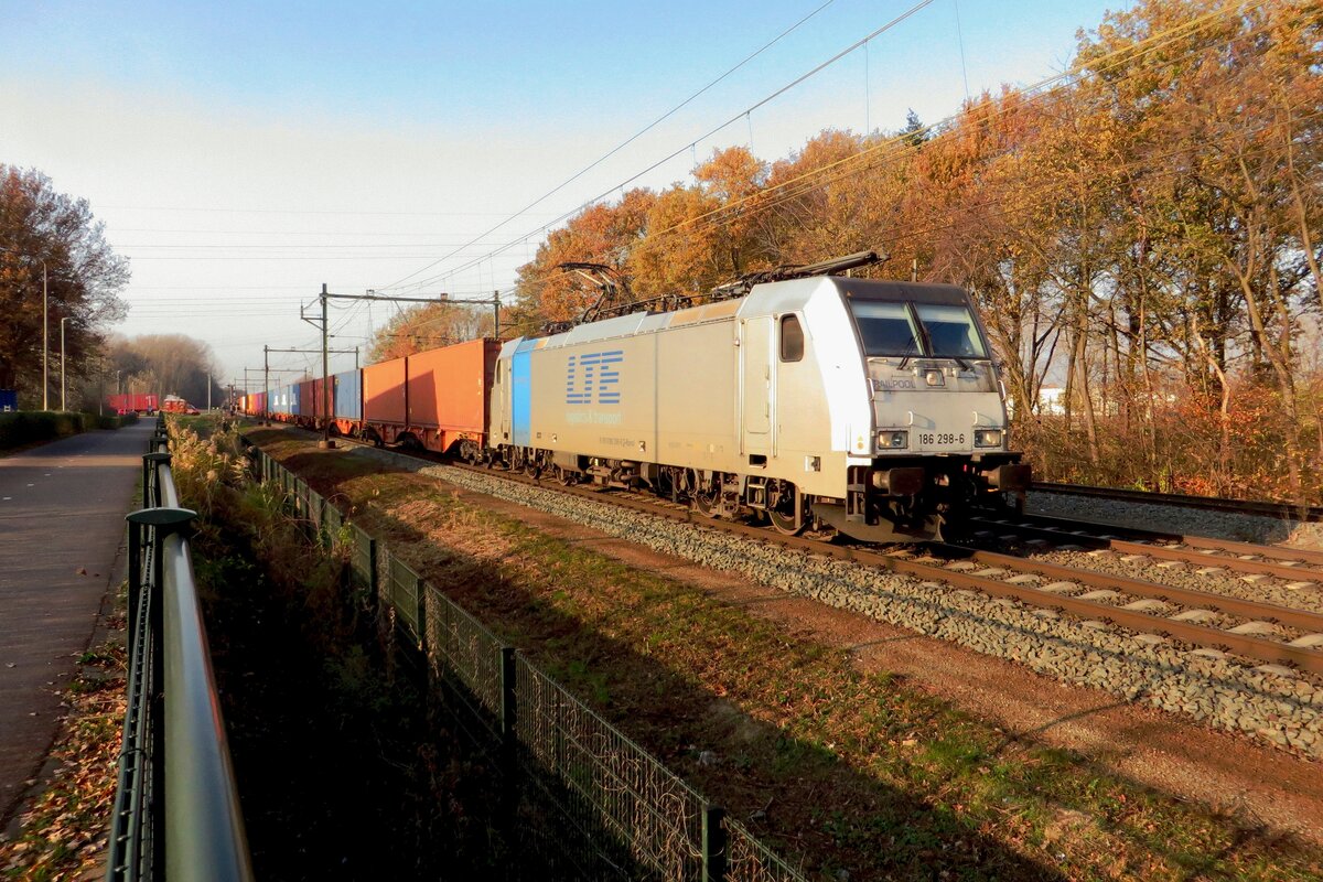 Am 27 November 2020 durchfahrt LTE 186 298 mit der Mannheim/W�rth KLV Blerick im letzten Sonnenschein.