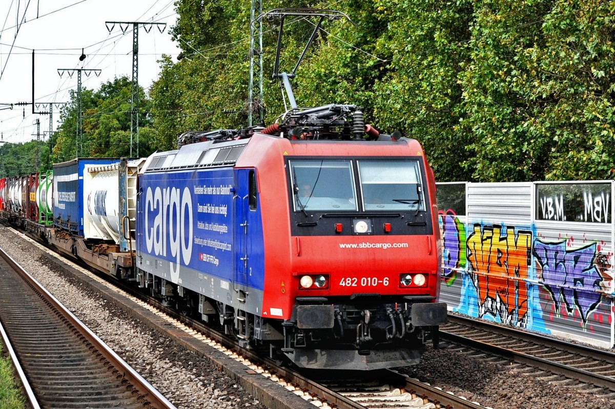 Am 27 September 2010 durchfahrt 482 010 K�ln S�d.