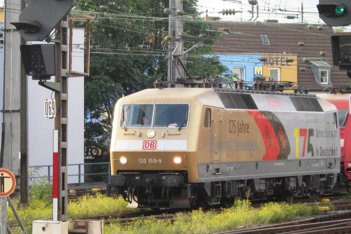 Am 27 September 2010 treft Jubil�umslok 120 159 in K�ln Hbf ein.