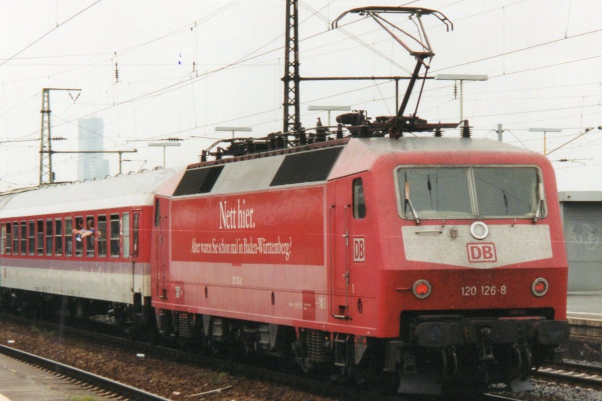 Am 28 Mai 2001 durchfahrt 120 126 K�ln Deutz.