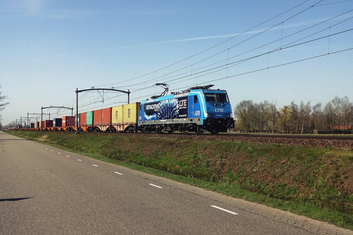 Am 30 M�rz 2021 durchfahrt LTE 186 944 mit der Mannheim/W�rth KLV Boxtel.