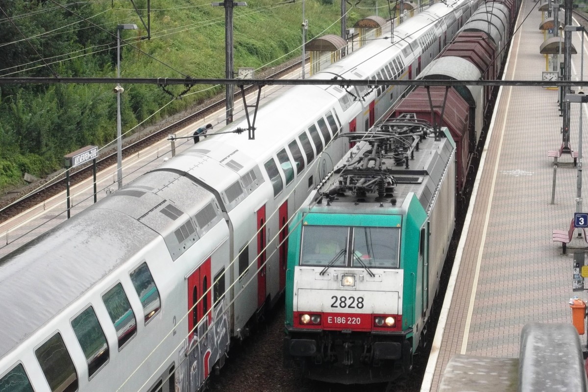 Am 30 Mai 2013 w�rmt such 2828 in Antwerpen-Zuid zwischen RB und Bahnhof.
