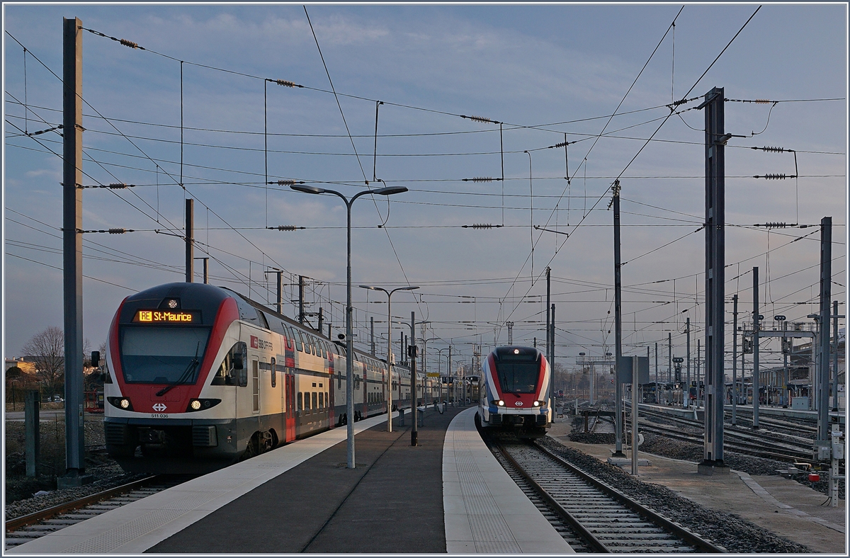 Am frühen Morgen in Annemasse zeigt sich auf dem Gleis G der SBB RABe 511 036 als RE nach St-Maurice und daneben der SBB LEX RABe 522 232 nach Coppet. 
Während das Gleis G als einziges Gleis in Annemasse mit 15 000 Volt 16 2/3 Hertz versorgt wird, werden alle anderen Geleise mit 25000 Volt und 50 Hertz gespeist.

21. Jan. 2020