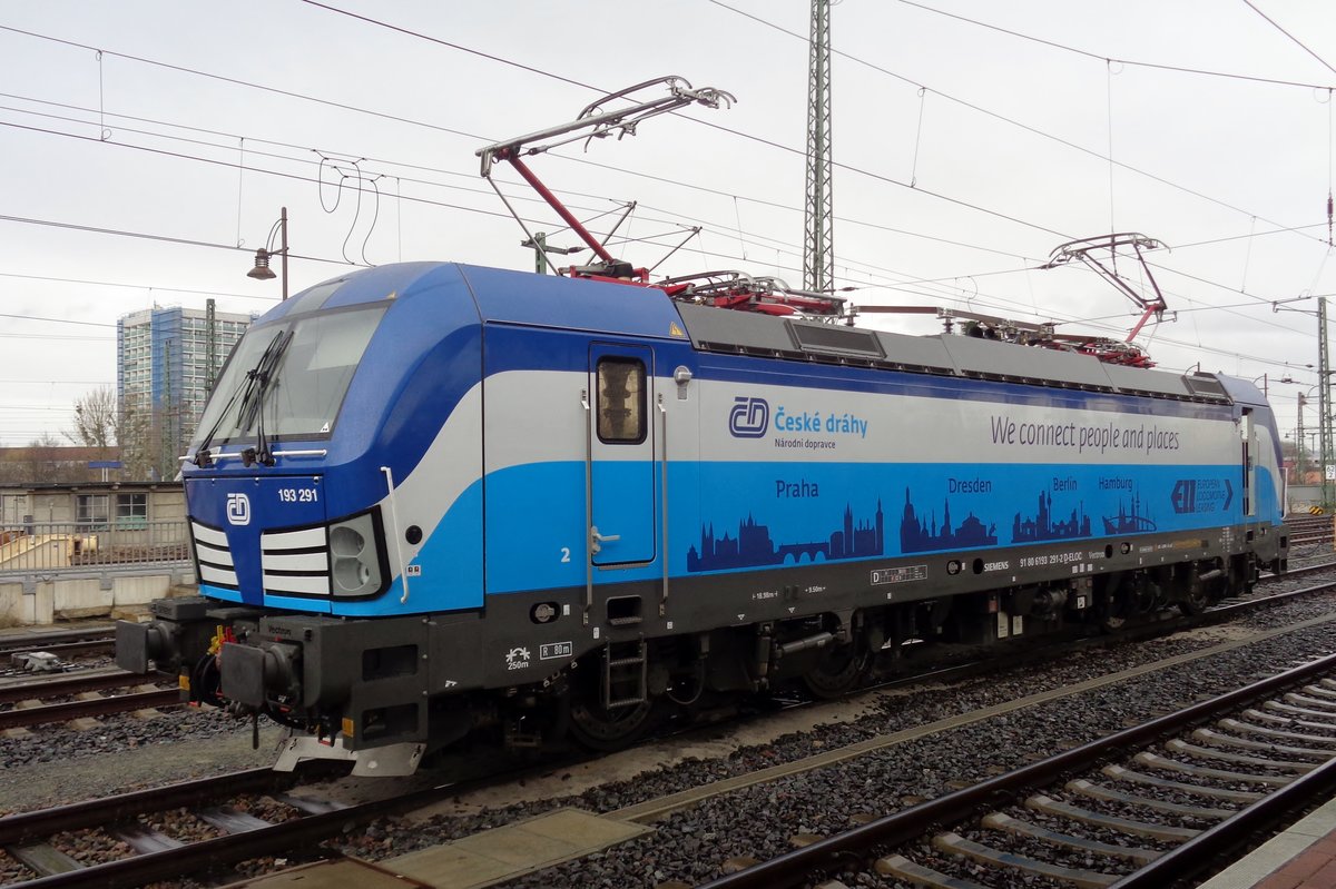 Am grauen 5 April 2018 steht ELL/CD 193 291 in Dresden Hbf.