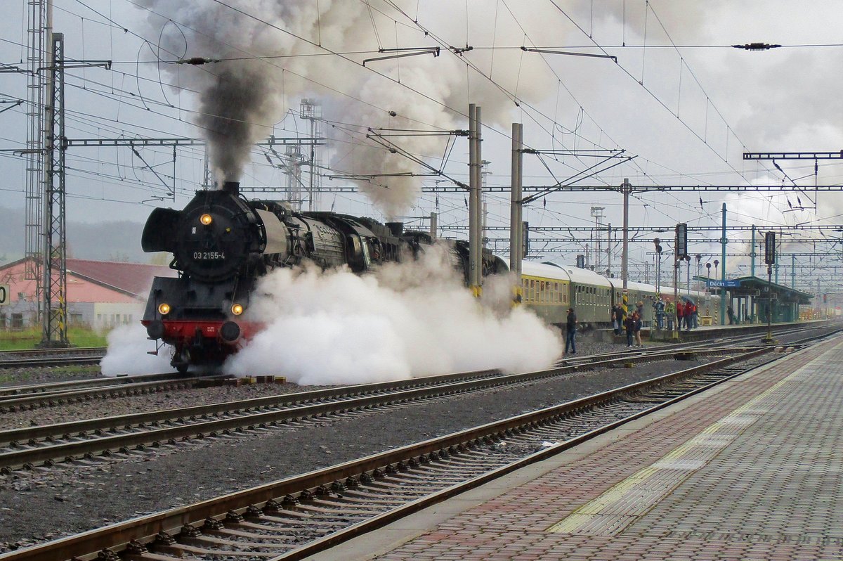 Am miesen 7.April 2017 verl�sst 03 2155 samt Sonderzug Decin hl.n. und macht kraftig Dampf.