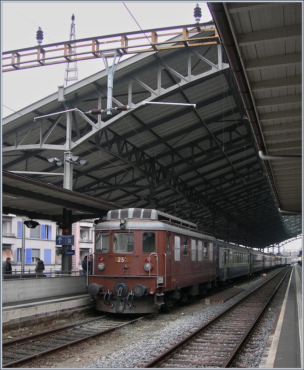 Am Schluss des Dampfextrazugs zeigt sich zu meiner Freude die historische BLS Ae 4/4 251. 

Lausanne, den 10. Dez. 2016