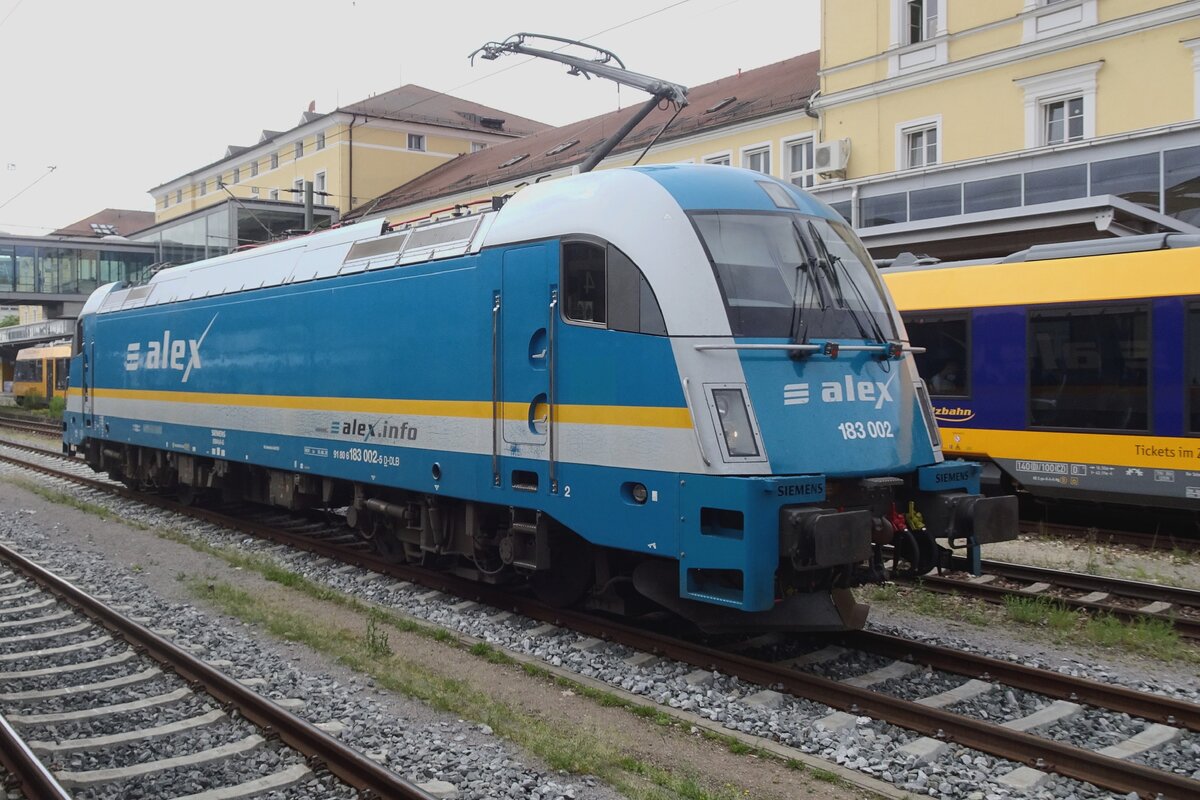 Am tr�ben 27 Mai 2022 wartet ALEX 183 002 in Regensburg Hbf auf deren Zug nach M�nchen.