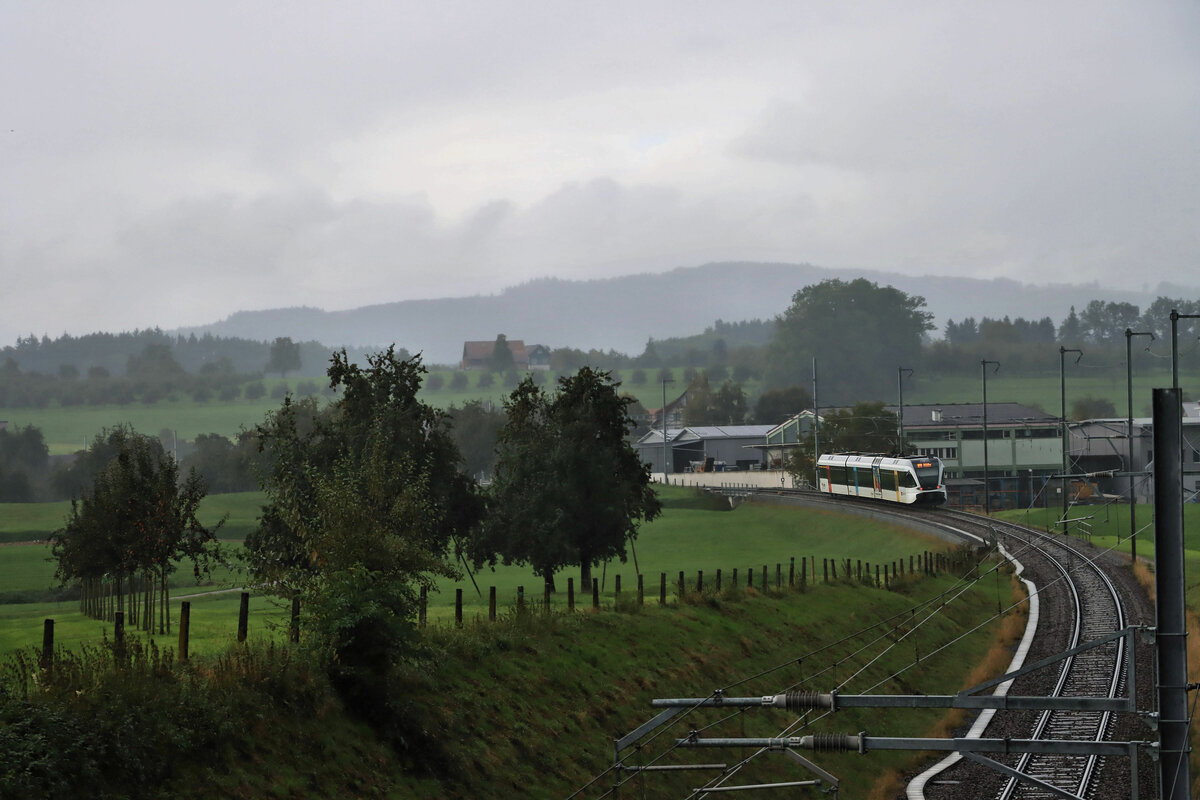 An der ehemaligen BT-Strecke Romanshorn - St.Gallen: Inmitten eines Regenschauers erreicht Thurbo GTW 2/8 796 als S8 von Schaffhausen her die kleine Station Muolen. 7.Oktober 2021 