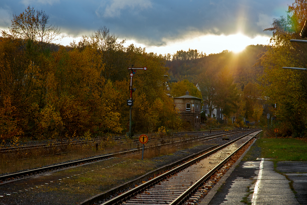 An einem nassen Herbsttag in Herdorf....
Blick vom Bahnsteig vom Bahnhof Herdorf am 02.11.2021 (16:21 Uhr) in Richtung Betzdorf, die Sonne verschwindet bald hinter dem Berg. Hinten das Stellwerk Herdorf Fahrdienstleiter (Hf).
