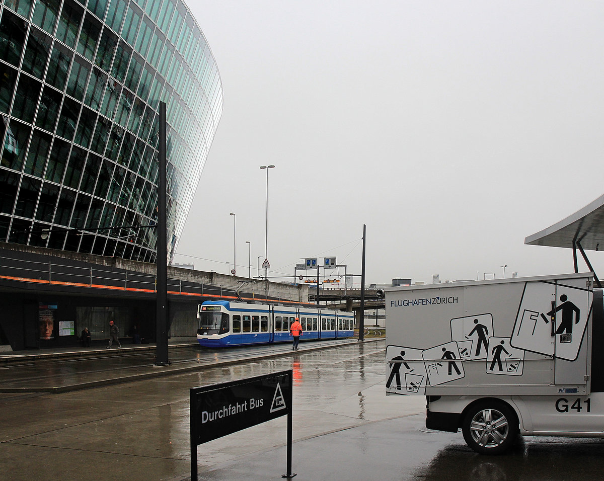 An einem sehr nassen Tag am Zürcher Flughafen - Cobra Nr. 3087 in blau/weiss. 5.März 2020