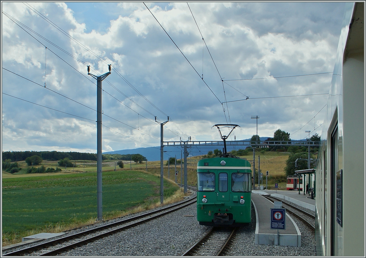 Apples ist jedoch nicht nur Kreuzungsbahnhof, sondern auch Anschlussbahnhof: W�hrend sich die BAM Regionalz�ge 128 und 129 kreuzen, vermittteln sie auch  Anschluss (bzw. nehmen den Anschluss ab) vom BAM Regionlazug 28 (bzw. 29) von und nach L'Isle Mont la Ville.
30. Juni 2014