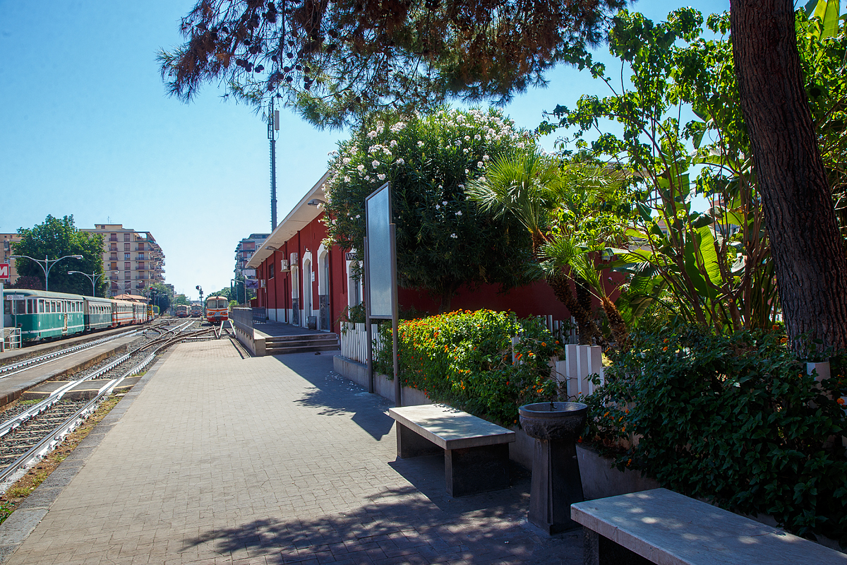 Auch an und um Europas höchsten aktiven Vulkan gibt es eine Bahn, die Schmalspurbahn die auch den Namen des Vulkans (Ätna / italienisch Etna) in sich trägt, die Ferrovia Circumetnea (FCE). 

Hier eine Bahnhofsimpression am Bahnhof Catania Borgo der Ferrovia Circumetnea am Sonntag den 17.07.2022, leider ist sonntags Betriebsruhe. 

Die Ferrovia Circumetnea (FCE), auch Circumetnea, ist eine regionale Nahverkehrsgesellschaft auf Sizilien, die eine 950 mm-Schmalspurbahn fast rund um den Ätna betreibt. Nach der kompletten Stilllegung des ehemals ausgedehnten FS-Schmalspurbahnnetzes Siziliens ist sie die letzte verbliebene Schmalspurbahn auf der Insel. Mit einer Streckenlänge von fast 111 km umrundet sie, zwischen Catania Borgo und Riposto, fast den kompletten 3.357 m hohen Ätna. Leider lässt der Fahrplan sehr zu wünschen übrig, mal eben einmal rundherum fahren ist nicht so einfach. Zwischen Randazzo und Riposto finden nur wenige Zugfahrten am Tag statt. Zudem ruht sonntags der ganze Bahnbetrieb.
