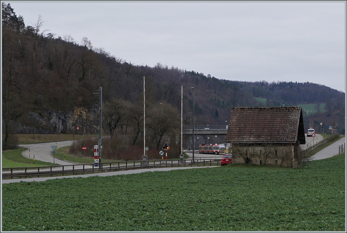 Auch bei Lampenberg-Ramlinsburg verläuft die WB meist neben der Strasse, doch das hier etwas weitere Tal ermöglichte doch ein paar  Landschaft -Bilder der Waldenburger Bahn.

21. März 2021