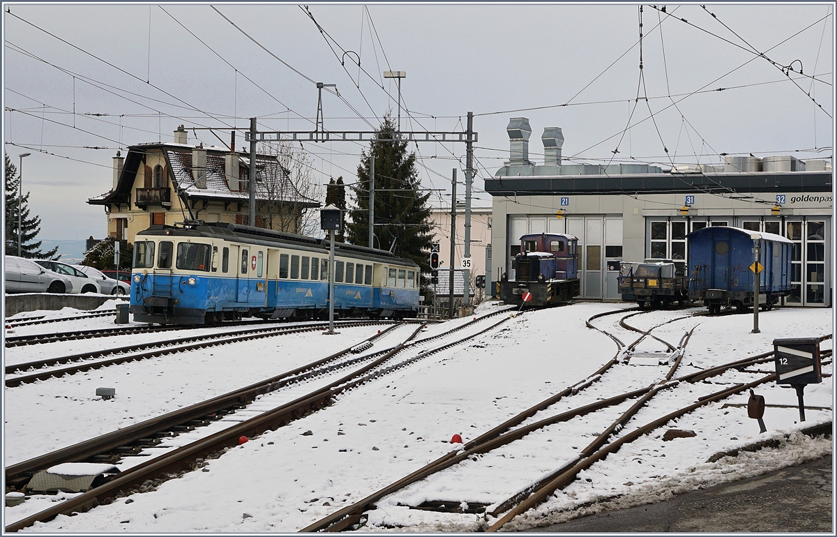 Auch im Fahrplanjahr 2017/2018 kann man mit etwas Glück hin und wieder einen MOB ABDe 8/8 im Plandienst erleben: Das Bild zeigt den ABDe 8/8 4001  SUISSE  als Leermaterialzug bei der Ankunft in Chernex. Ab hier wird er als Regionalzug 2327 nach Montreux zurückfahren.
29. Dez. 2017