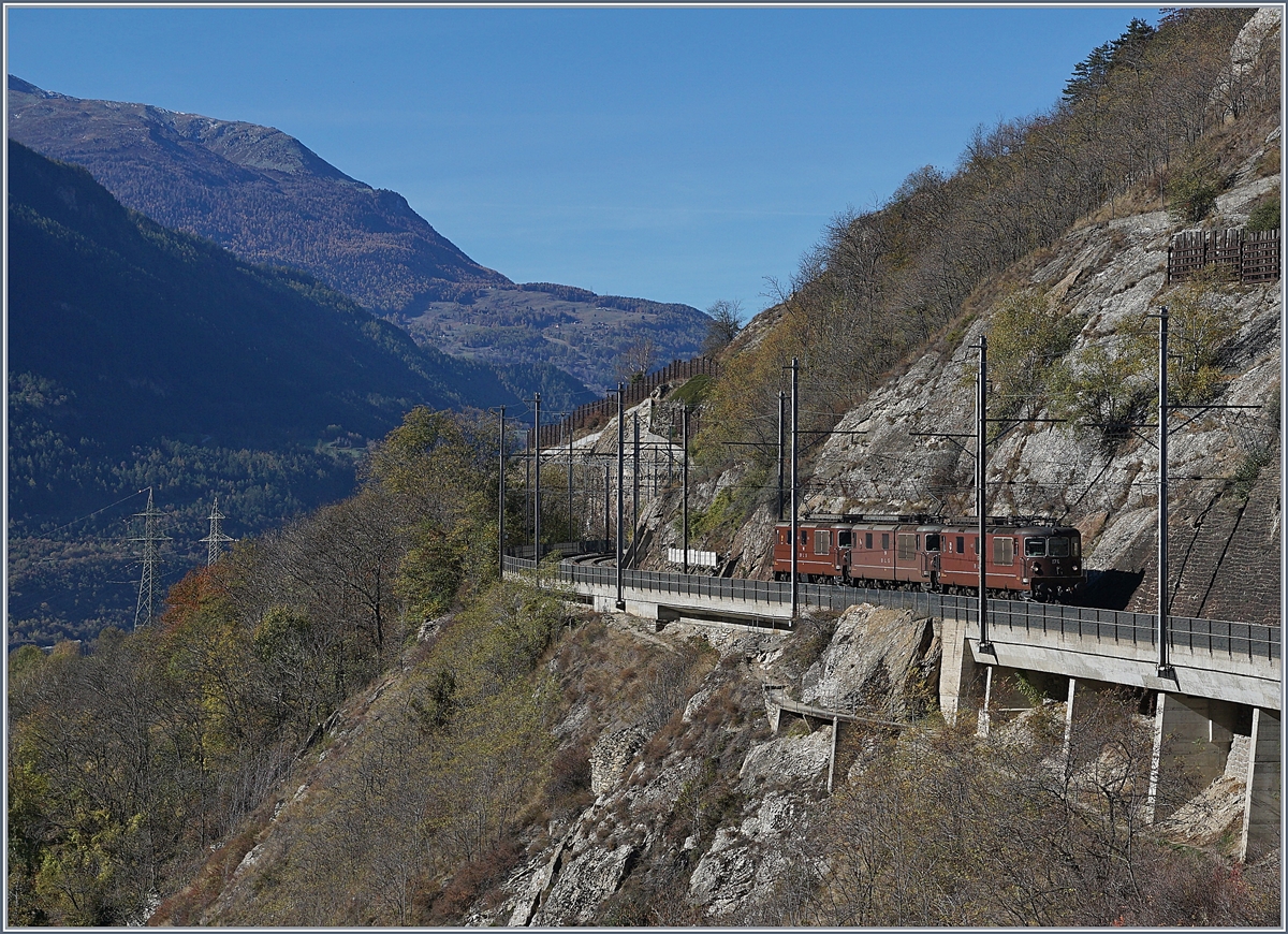 Auf der BLS Südrampe bei Lalden sind die drei BLS Re 4/4 174, 194 und 190 auf dem Weg Richtung Brig unterwegs.
25. Okt. 2017