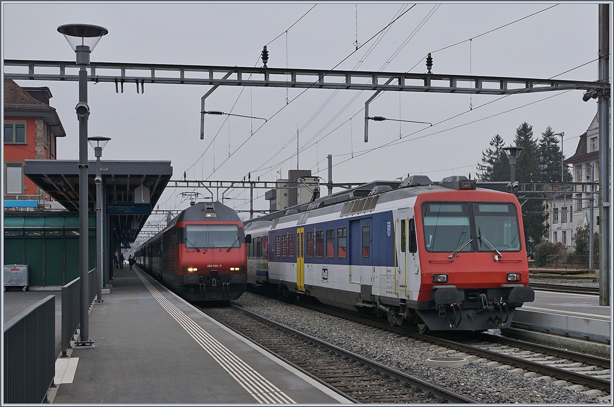 Auf den ersten Blick ein banales Bild: Ein Schnellzug und ein Regionalzug in Arth Goldau. Doch ein zweiter, genauerer Blick lohnt sich: links wartet die Re 460 006-0 mit dem IR 2324 Erstfeld - Basel auf den Anschluss aus dem Süden und rechts macht der VAE 2579 einen kurzen Halt, ein VAE bei welchem sich ein SOB Triebwagen und der OeBB RABe 207 (UIC 94 85 7560 000-2 ch.oebb) die Traktion teilen. Übrigens, auch die SBB Re 460 006-0 kann mit einer Besonderheit aufwarten: auf der Seite der Lok steht aufgemalt und dann übermalt, dass die Lok seit 1992 5'000'000 Kilometer zurückgelegt hat.
24. Feb. 2018 