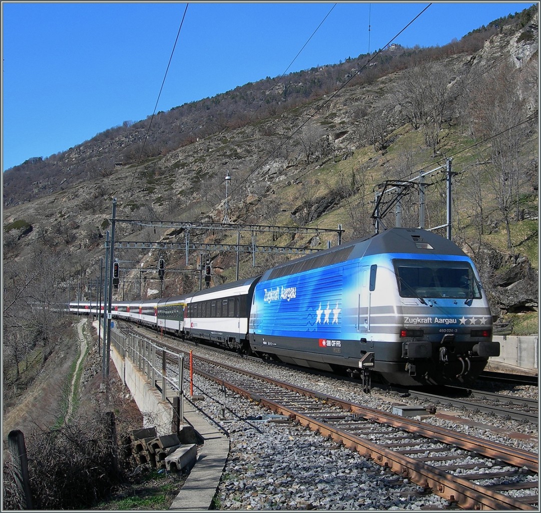 Auf der Lötschbergsüdrampte, noch vor Eröffnung des Bassistunnesl, schiebt die Re 460 024-3  Zugkraft Aargau  einen IC bei Lalden Richtung Norden.
16. März 2007