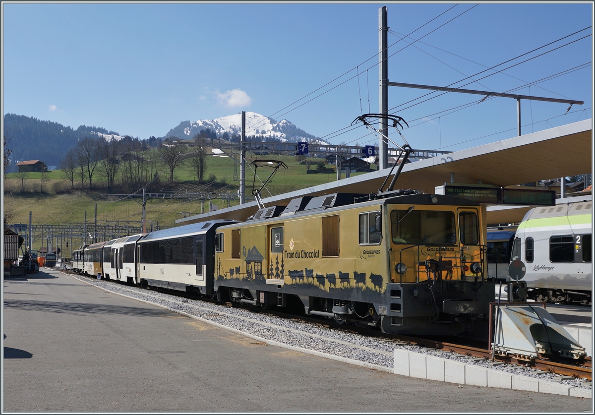 Aus dem Reisezugverkehr der Strecke Montreux - Zweisimmen verdrängt, wurden die GDe 4/4 hin und wieder im Regionalverkehr Zweisimmen - Lenk im Simmental eingesetzt. Im Bild die GDe 4/4 6003 mit einer weiteren Lok im Hintergrund in Zweisimmen.

14. April 2021