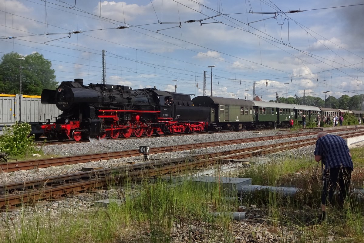 Ausfahrt von der Sonderzug nach N�rnberg mit 52 8195 in N�rdlingen am 1 Juni 2019.