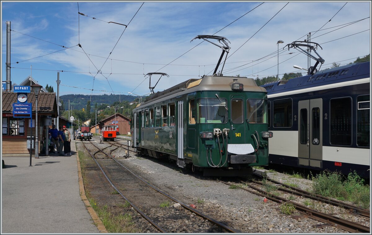 Autour de la voie ferrée / Rund um die eiserne Bahn (Herbstevent 2024) - Dieses Jahr zu Gast bei der Blonay-Chamby Bahn: der wunderschön hergerichtet GFM (Historique) BDe 4/4 141 in  Tannengrün ; der Triebwagen wurde 1972 gebaut, doch durch die abgerundete Kopfform erscheint er mir weitaus jünger zu sein. 

Das Bild zeigt den GFM Triebwagen rangieren in Blonay.

7. Sept. 2024