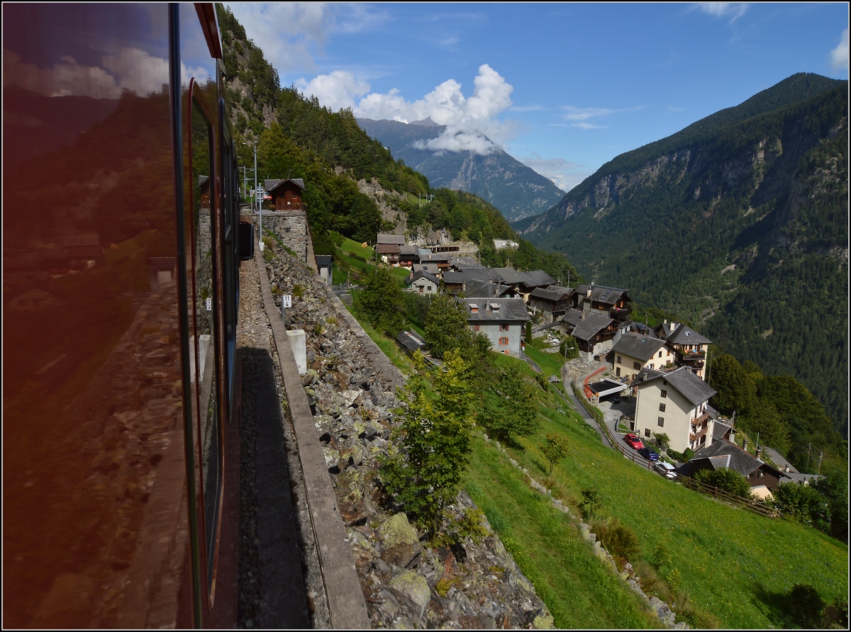 Bahnhofsmärchenwelt Martigny - Vallorcine. 

Der Bahnhof Le Trétien scheint mir der verträumteste Bahnhof der ganzen Schweiz zu sein. August 2014.