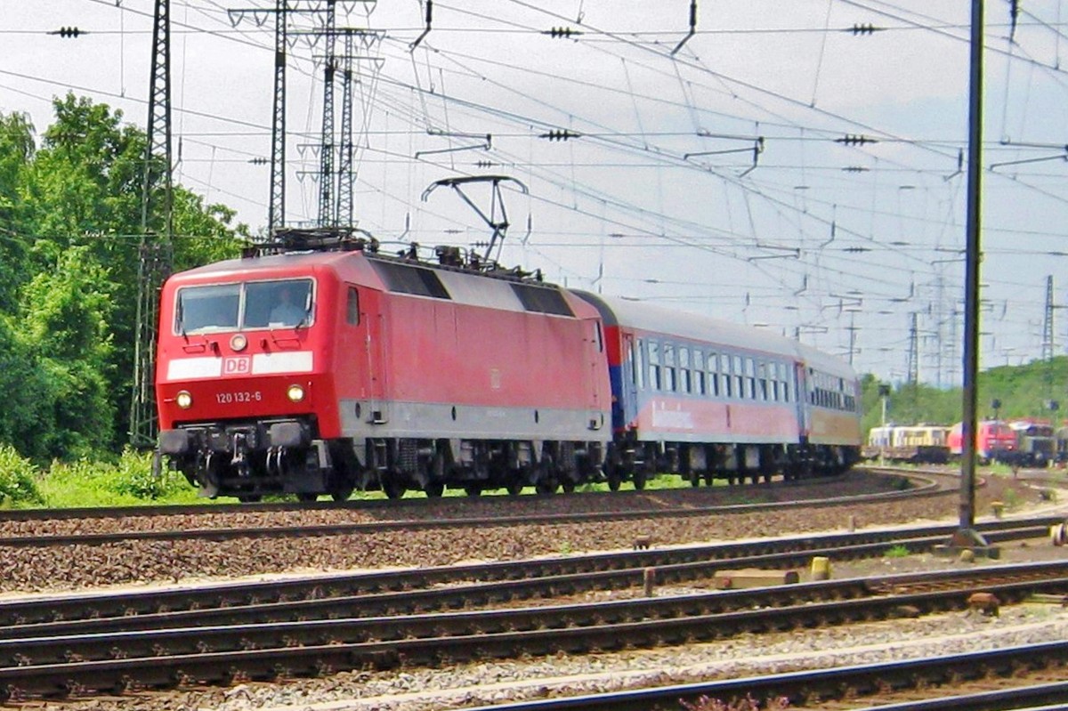 BahnTouristikzug mit 120 132 durchfahrt Koblenz-L�tzel w�hrend der jahrlicher Lokparade am 2 Juni 2012.