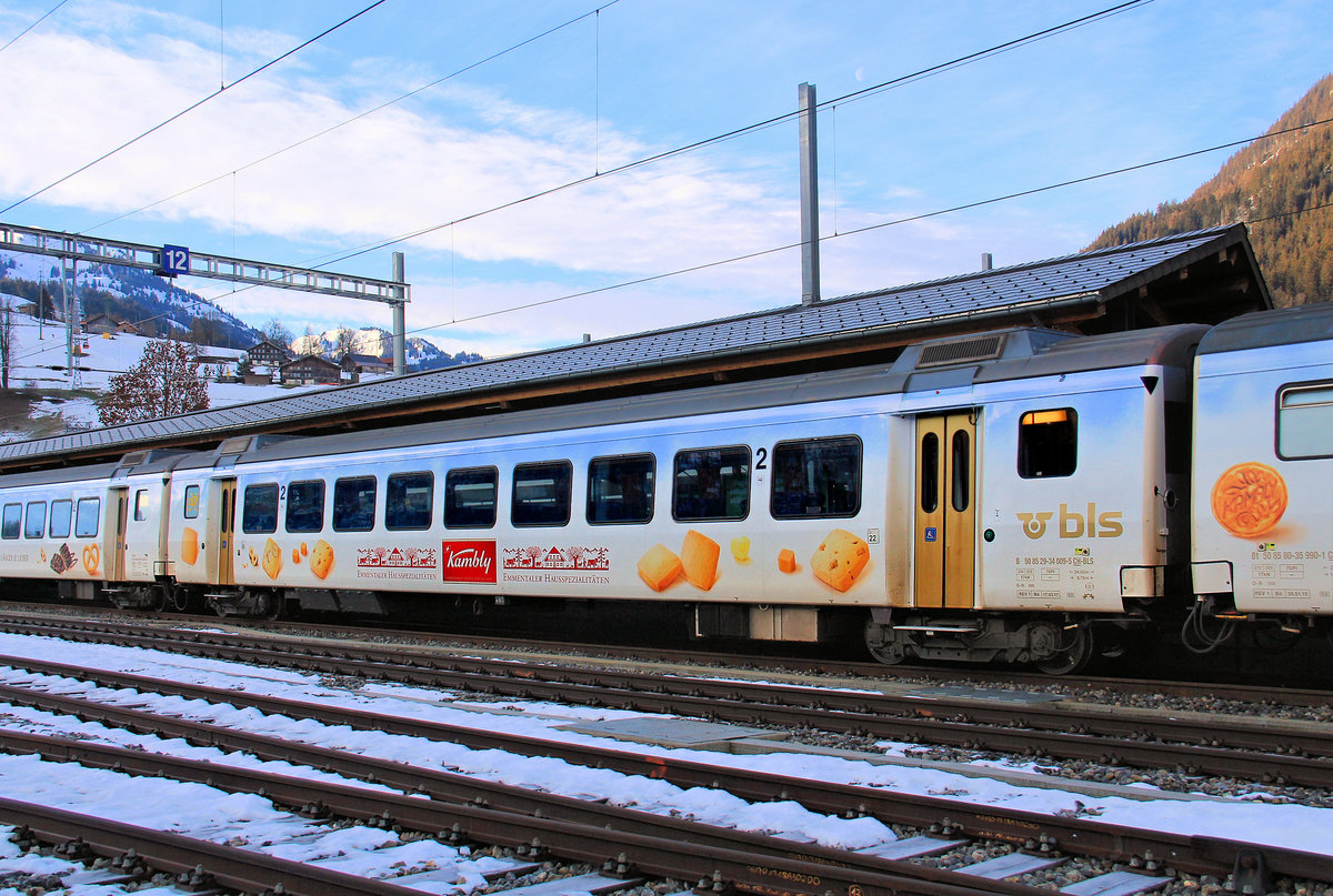 Bald haben die Einheitswagen III ausgedient; hier noch ein Blick auf die 3 bei der BLS eingesetzten Zwischenwagen-Typen. Der Zweitklasswagen 50 85 29-34 009. Zweisimmen, 4.Februar 2021