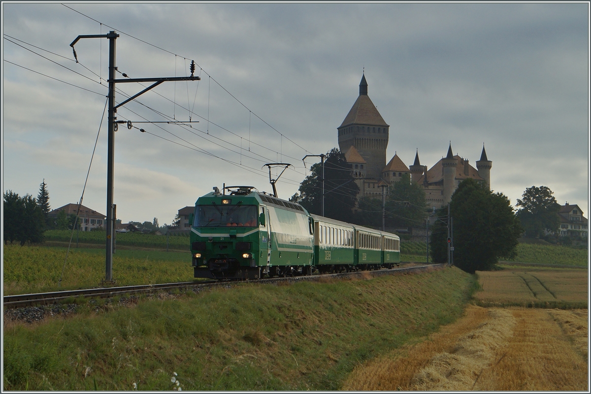 BAM Ge 4/4 mit dem einzigen mint Lok und Komposition gefèhrten Zug 107 beim Château de Vufflens.
3. Juli 2014 