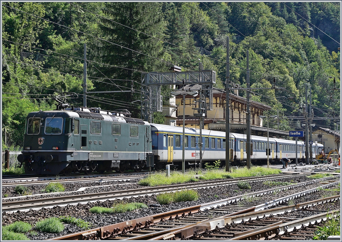 Baubedingte Sperrung der Simplonstrecke zwischen Iselle und Domodossola: Die SBB Re 4/4 II 11161 wartet mit ihrem IR 3220 in Iselle auf die Abfahrt nach Brig. Der Zug besteht aus folgenden Reisezugwagen: A 50 85 18 35 028-1, B 5085 20 35 265-1, B 50 85 20 316-2 und dem BDt 50 85 82 33 923-2.

19. August 2020