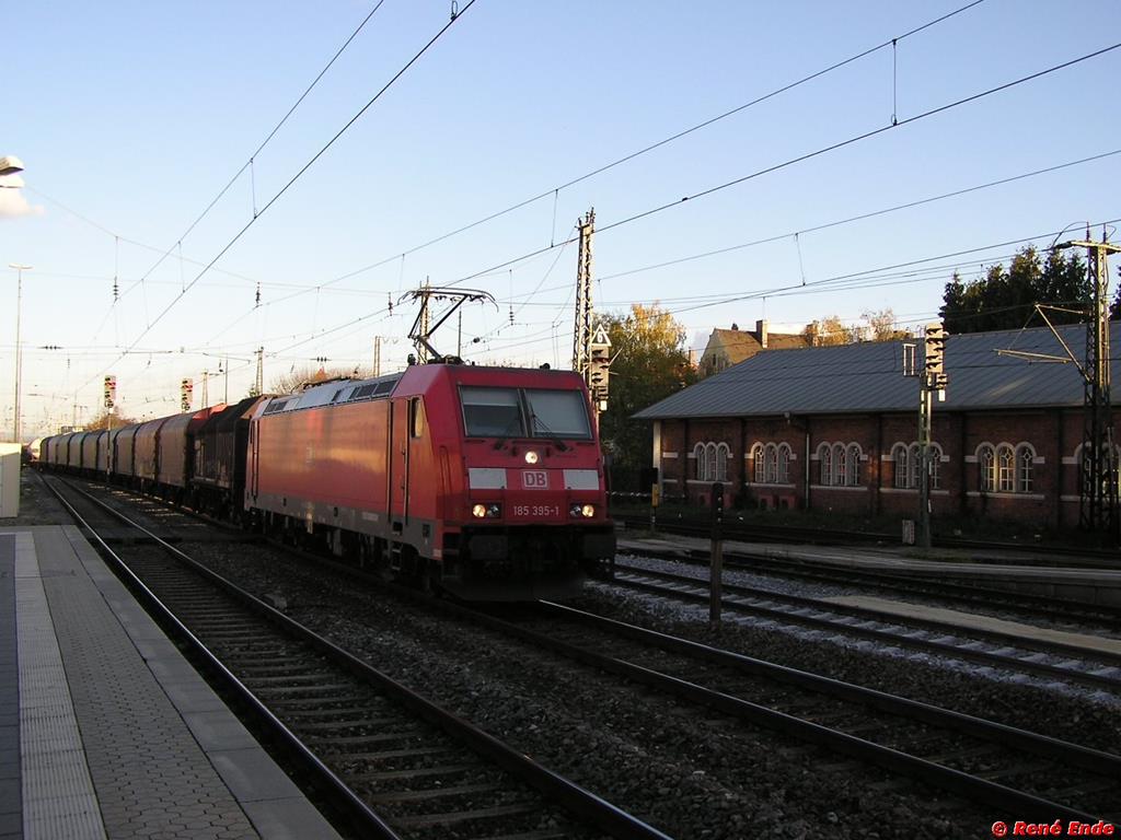 Baureihe 185 mit einem G�terzug in Regensburg.