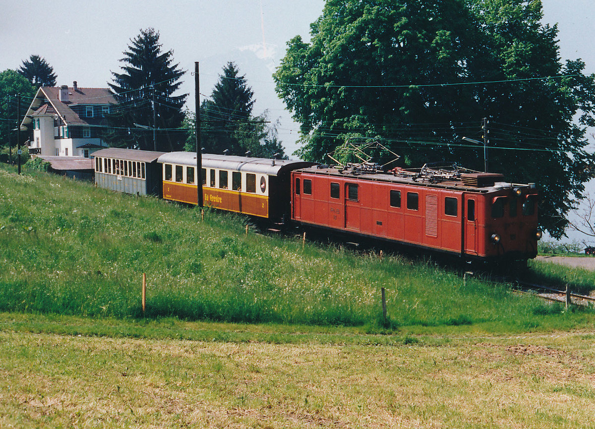 BC: Schweizer Dampf-Festival 2016. Infolge der unsicheren Wetterprognosen habe ich diesen alljährlichen wiederkehrenden Grossanlass am Genfersee zu Hause anhand von Archivbildern aus Vorjahren erlebt. Personenzug mit der Ge 4/4 181 ehemals RhB_Berninabahn bei Cornaux im Mai 1986.
Foto: Walter Ruetsch 