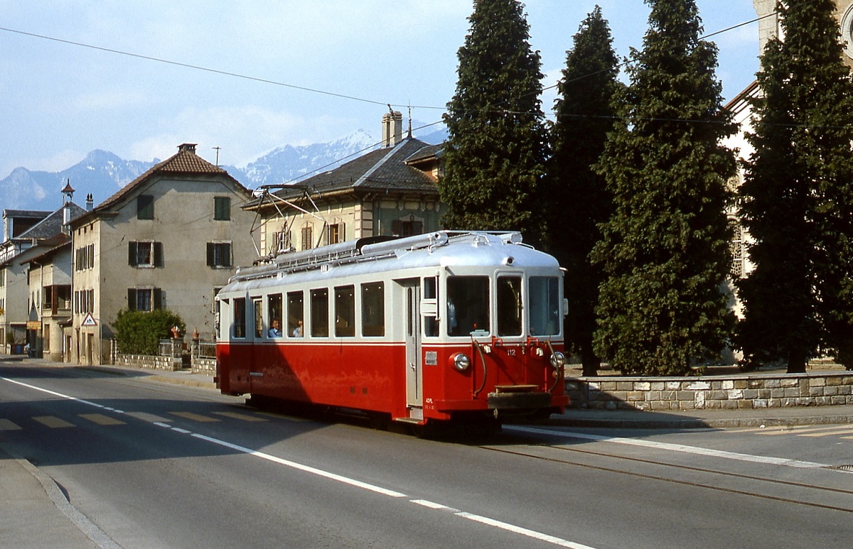 BDe 4/4 112 der AOMC ist im Mai 1980 zwischen Monthey und Collombier-Muraz unterwegs. Bei dem Triebwagen handelt es sich um den 1949 von SWS/MFO f�r die Sernftalbahn gebauten BFe 4/4 6, den die AOMC nach deren Stillegung 1969 erwarb. Sp�ter ging er an Stern & Hafferl in �sterreich, dort ET 26.109.