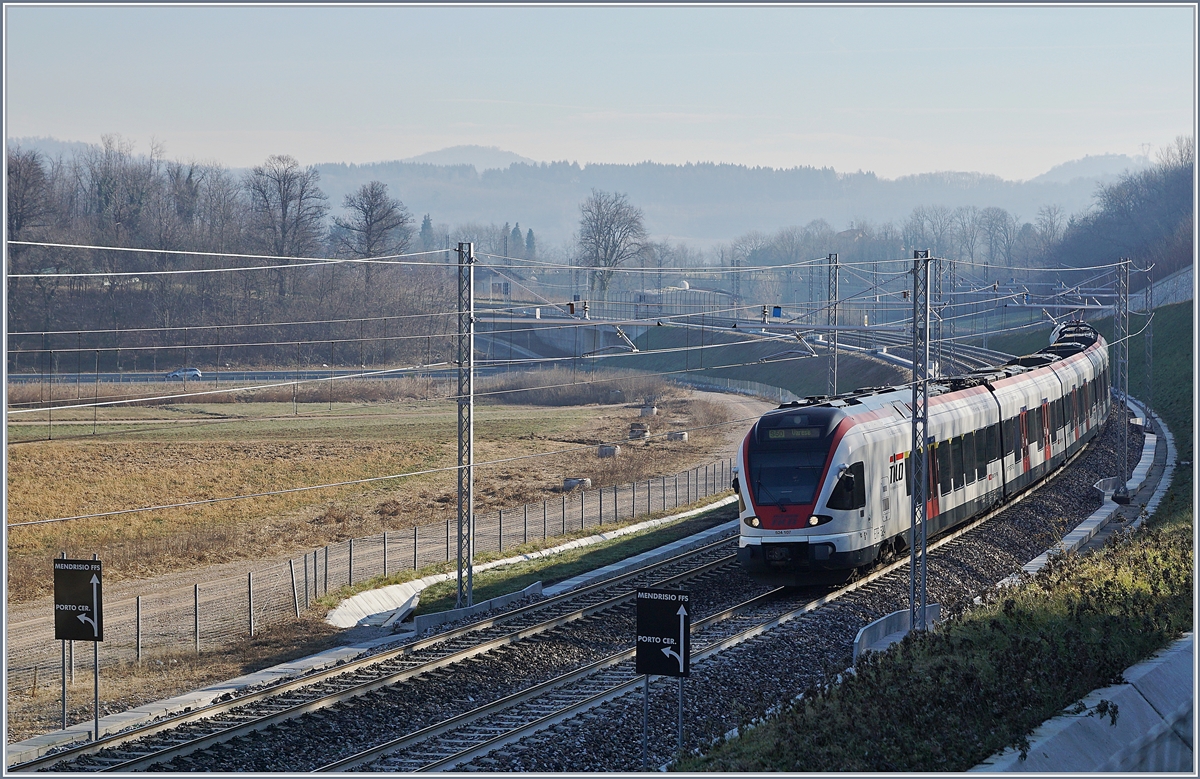 Bei Kilometer 7 machen zwei Tafeln auf die Gabelung der Strecke bei P.M. Bevera (km 7.525) nach Porto Ceresio und Mendriso aufmerksam.
Im Bild der SBB TILO RABe 524 107 auf der Fahrt nach Varese.

5. Jan. 2019
