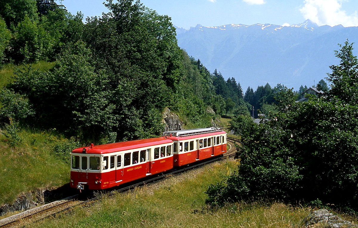 Bei Les Marecottes sind ein BDeh 4/4 und BDt der MC im Juli 1983 unterwegs
